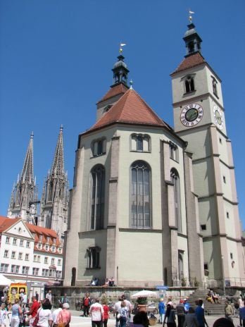 Evangelische Neupfarrkirche und Dom St. Peter im Hintergrund