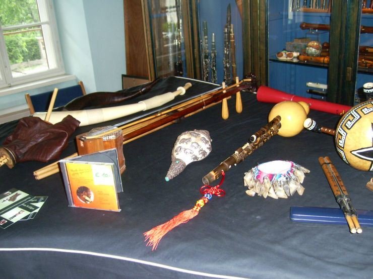 Im Musikinstrumenten Museum der Völker